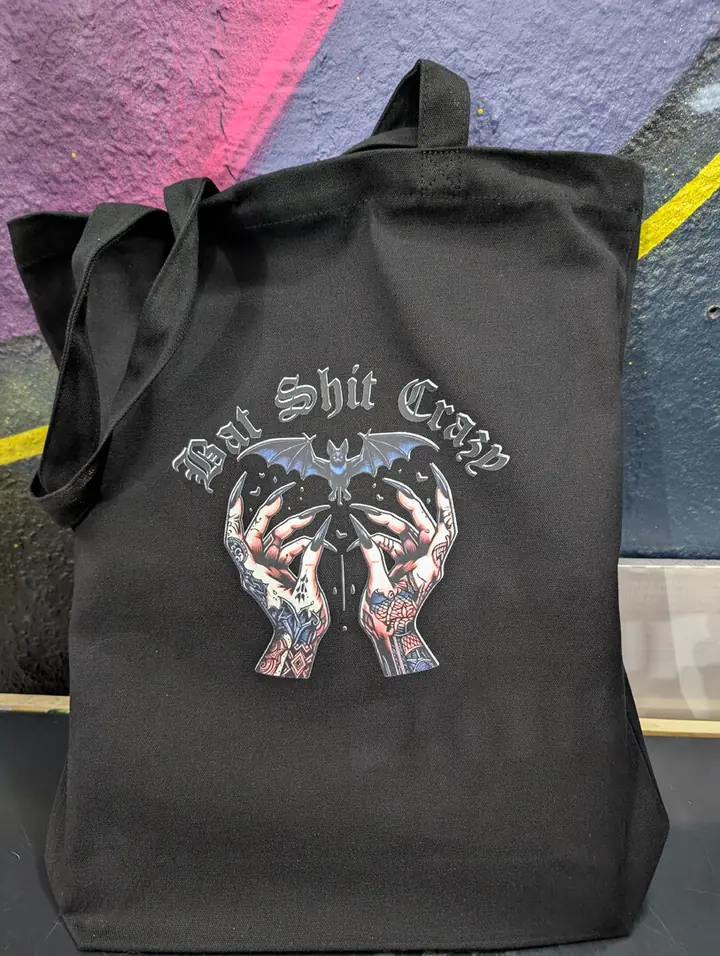 Schwarzer Stoffbeutel Bat Shit Crazy mit Händen und Fledermaus