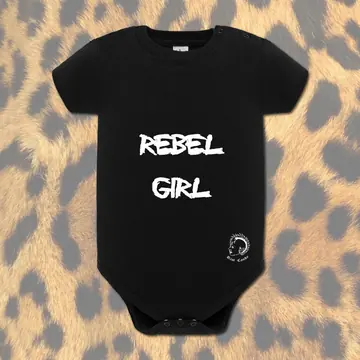 Schwarzer Babybody mit Schriftzug Rebel Girl