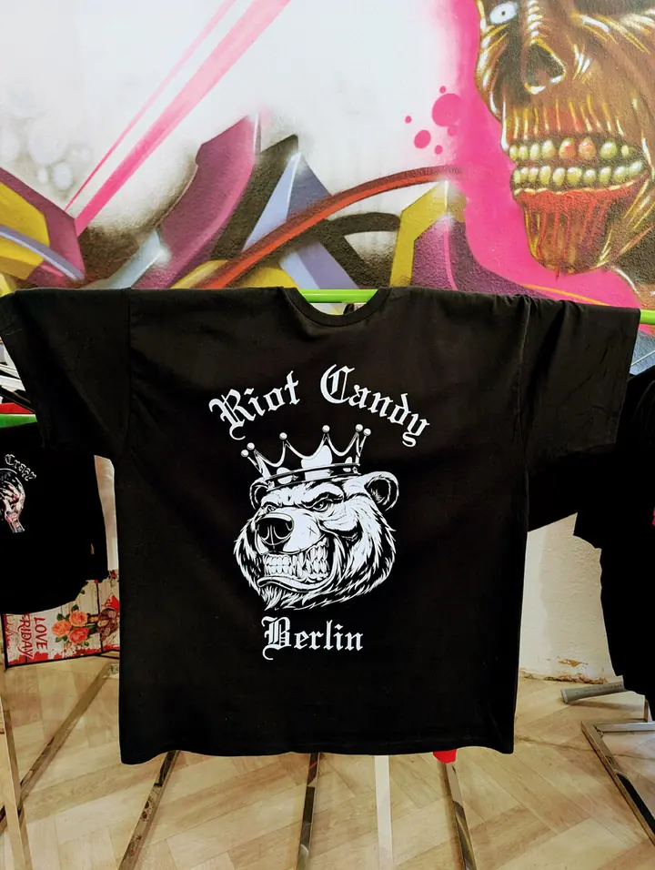 Schwarzes Riot Candy Berlin Shirt mit Totenkopf-Motiv