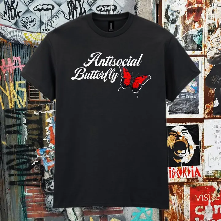 Schwarzes T-Shirt Antisocial Butterfly vor einer Wand voller Sticker