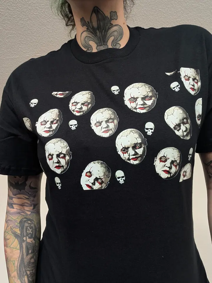 Schwarzes T-Shirt mit Creepy-Doll-Motiv, getragen