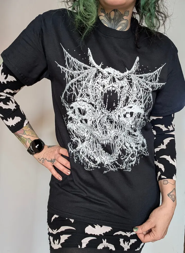 Schwarzes T-Shirt mit filigranem Totenkopf mit Hörnern, getragen