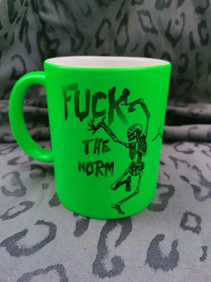 Neongrüne Tasse mit Aufdruck Fuck The Norm