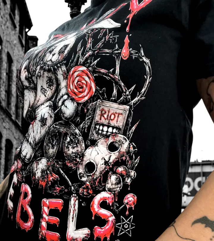 T-Shirt mit Candy-Rebels-Hasen-Motiv in Rot und Weiß