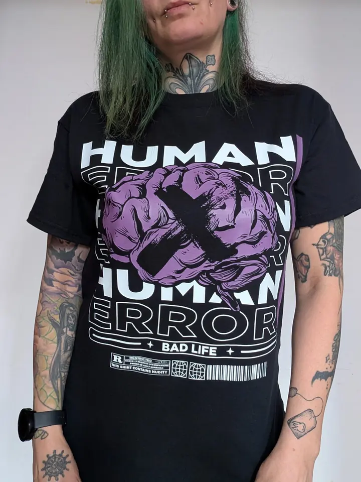Schwarzes T-Shirt Human Error mit lila Motiv, getragen