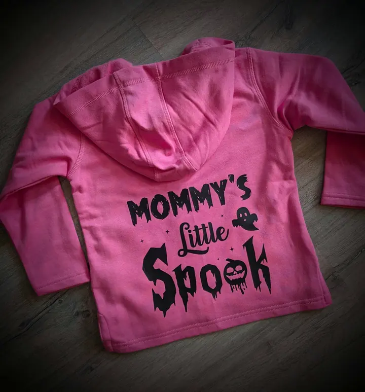 Pinker Kinder-Zipper mit Kapuze und Aufdruck Mommy's Little Spook