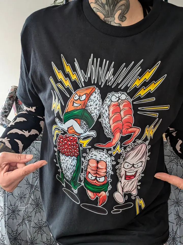 Schwarzes Riot Candy T-Shirt mit buntem Sushi-Angriff-Motiv, getragen