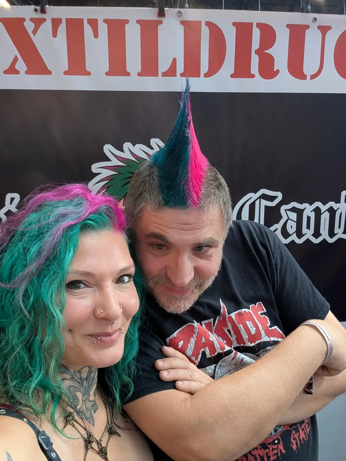 Mandy und Marco vor dem Riot Candy Textildruck-Banner