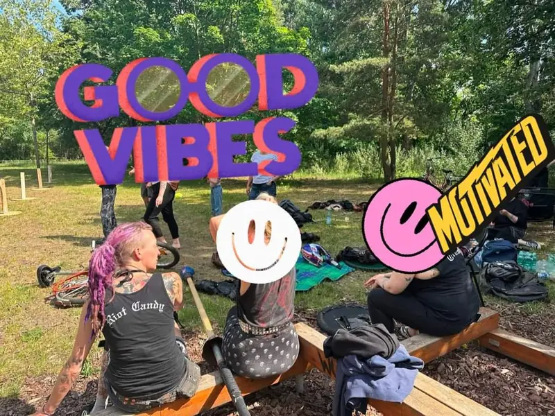 Festivalwiese mit Good Vibes Schriftzug, im Vordergrund ein Riot Candy Top