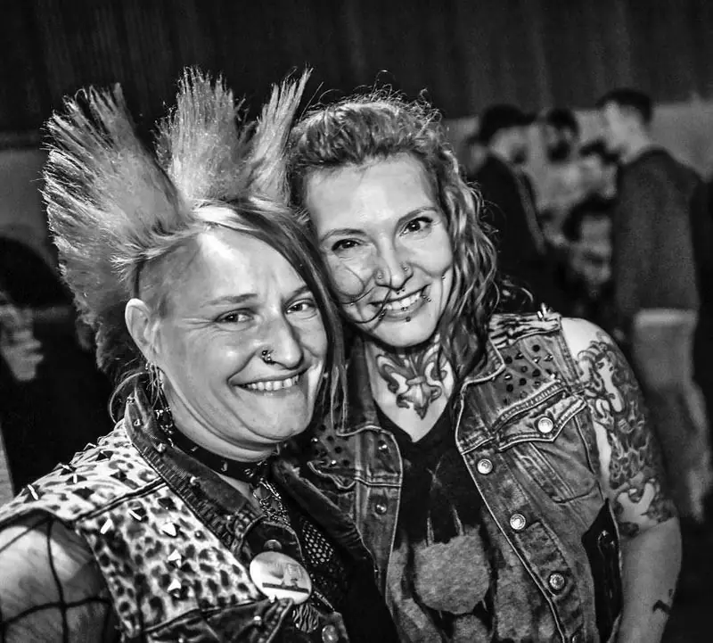 Schwarz-Weiß-Porträt zweier Punks mit hohem Iro